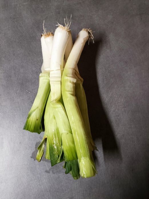 POIREAU "NEIGE" - 1 kg - La neige que nous avons eu fin novembre a pesé trop lourd sur le voile qui protégeait les poireaux et les a cassés à la base -